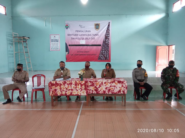 Babinsa Koramil Gnatiwarno  Dampingi Penyaluran BLT Dana Desa