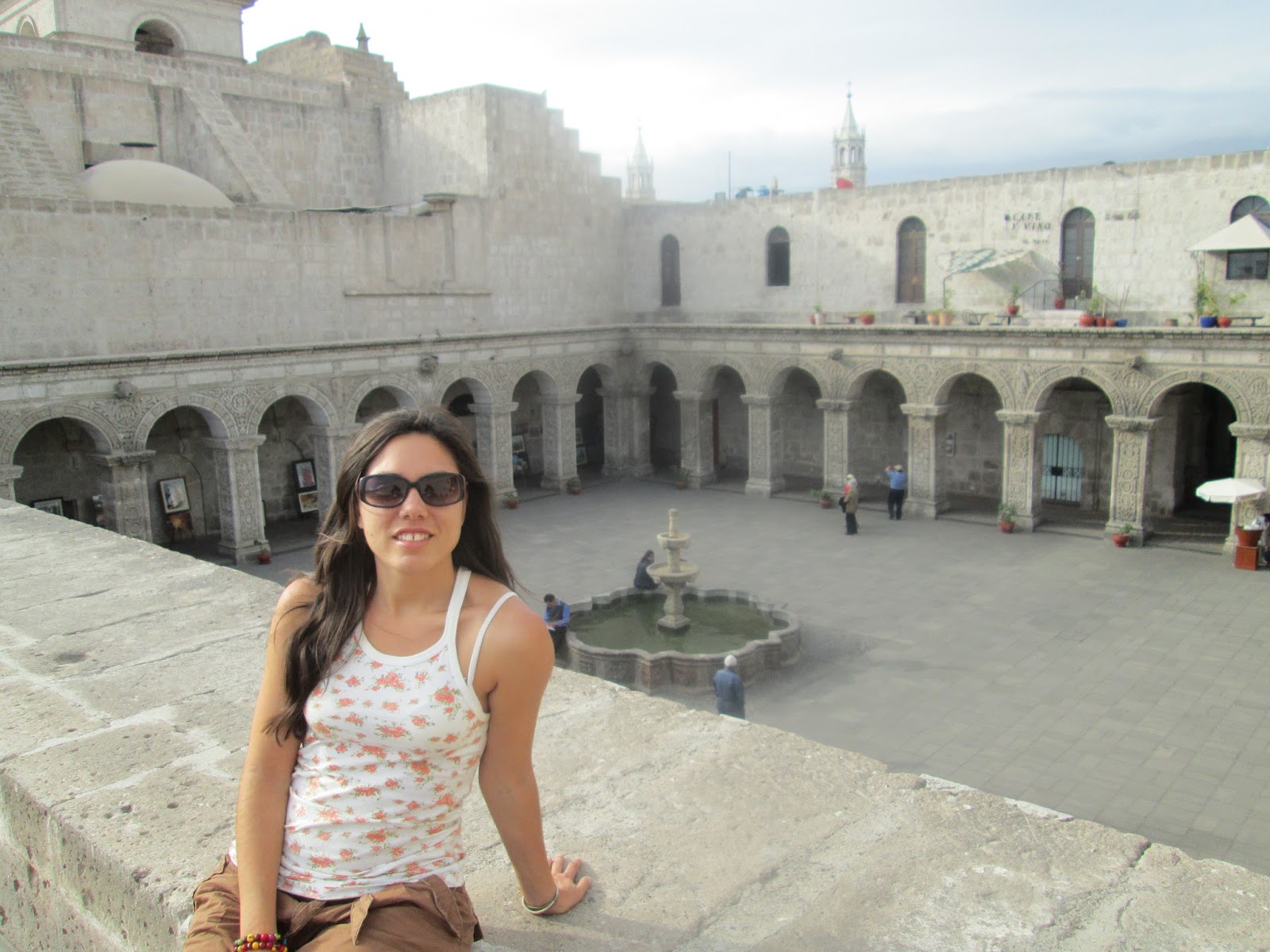 Yo en un patio de estilo colonial Patio colonial de Arequipa