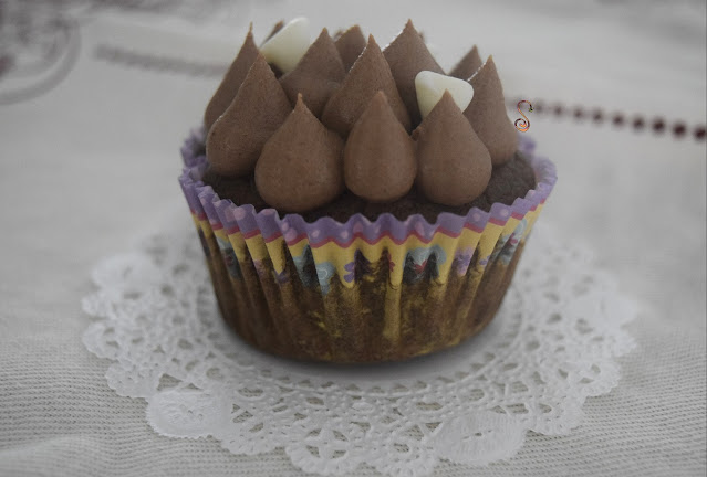 Cupcakes de chocolate bajos en hidratos con frosting de chocolate