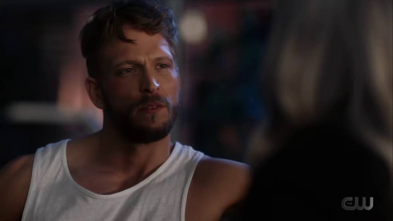 Jon Cor shirtless in The Flash 7-15 "Enemy at the Gates" .