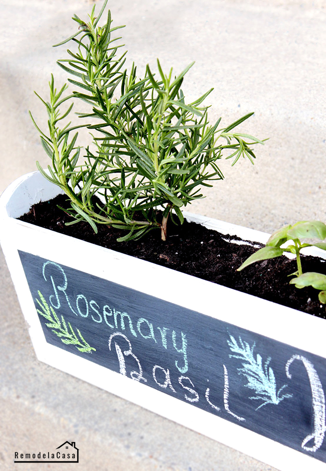 DIY - Kitchen Herb Planter - Remodelando la Casa