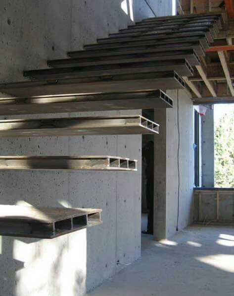 101 planos de casas: 10 diseños de las escaleras flotantes más interesantes