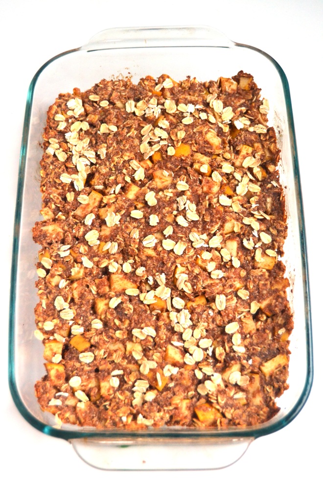 Apple Cinnamon Oat Bars are ready in just 30 minutes and make the perfect breakfast, snack or lunch addition! They are chewy, filling and nutritious. www.nutritionistreviews.com