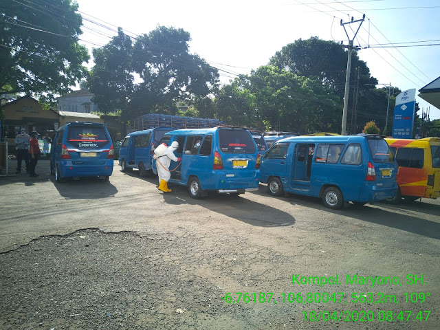 Polres Sukabumi Polda Jabar Pantau Terus Pengamanan Penyemprotan Disinpektan Cuci Tangan Dan Cek Suhu Bagi Pengguna Jalan Di Perbatasan Kim Cipedes