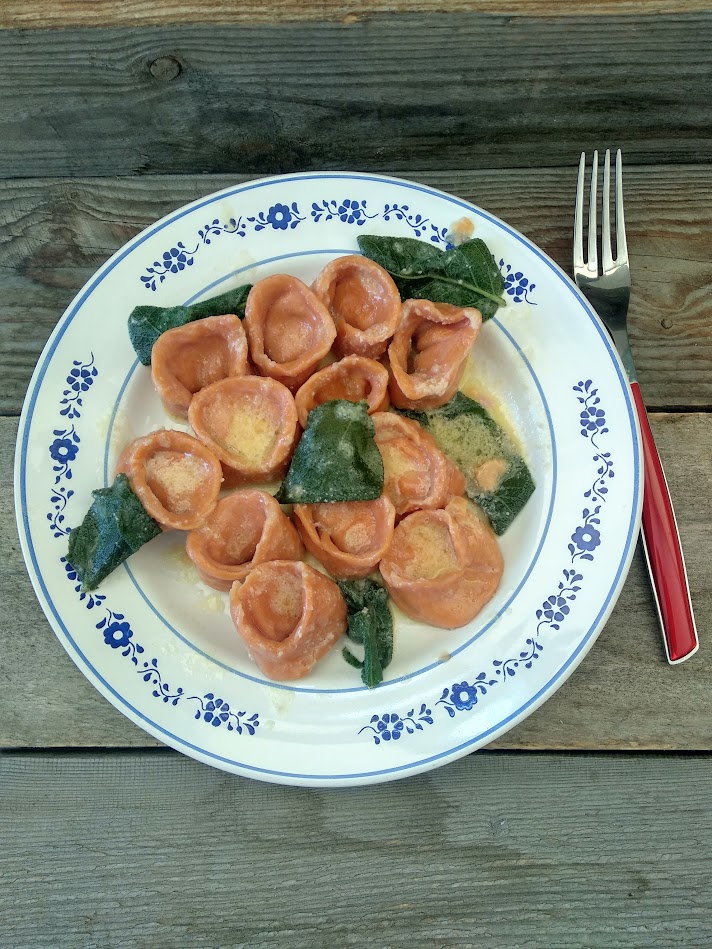 acqua e farina-sississima: tortelloni ripieni di ricotta e mortadella