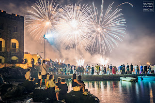 Antiche tradizioni dell' Isola d' Ischia, Festa a mare agli scogli di Sant' Anna 2019, Festa di Sant'Anna 2019, foto Ischia, fotografare i fuochi d'artificio, Incendio del Castello Aragonese Ischia, 