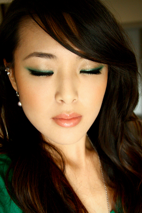 St. Patrick's Day: Green Winged Eyeshadow Tutorial - From Head To Toe