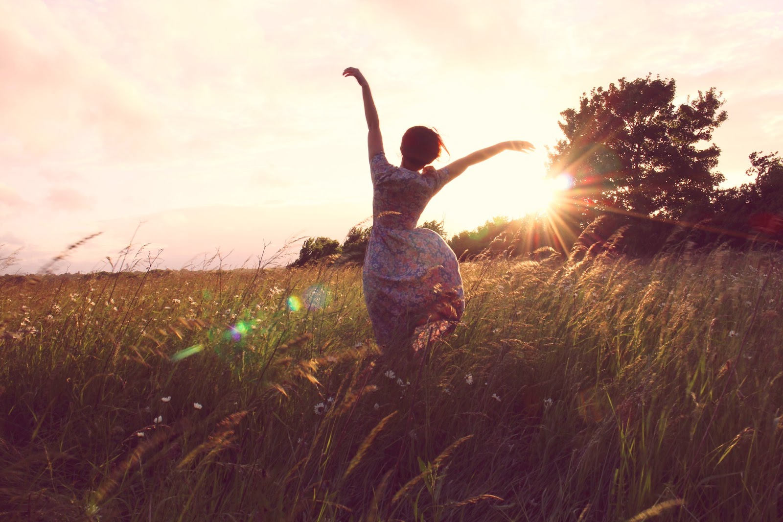 Жизнь есть танец. Танцующая девушка на природе. Девушка счастье. Девушка в поле. Счастливая девушка.