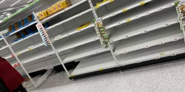 Κορονοϊός: Αδειάζουν τα ράφια των σούπερ μάρκετ στη Μεγάλη Βρετανία