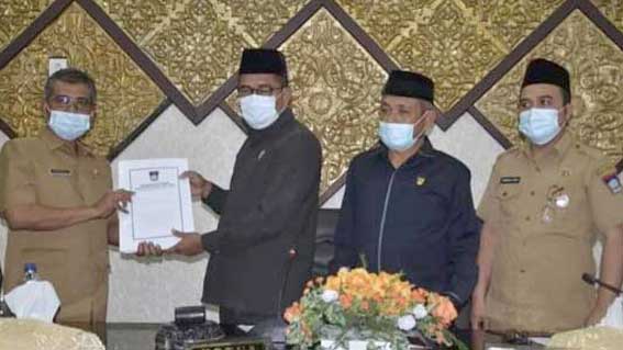 DPRD Padang Setujui Dua Ranperda Jadi Perda3