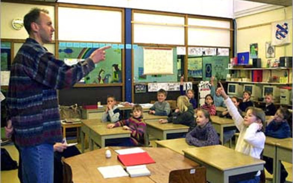 Profesor enseñando a niños en escuela