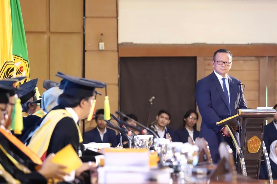 Pertahankan Disertasi di Unpad, Menteri Edhy Prabowo Raih Predikat Cumlaude