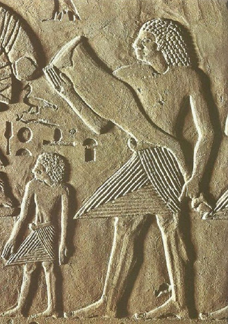Фрагмент рельефа, на котором изображён египетский аристократ Себеки на церемонии жертвоприношения, несущий переднюю ногу быка.