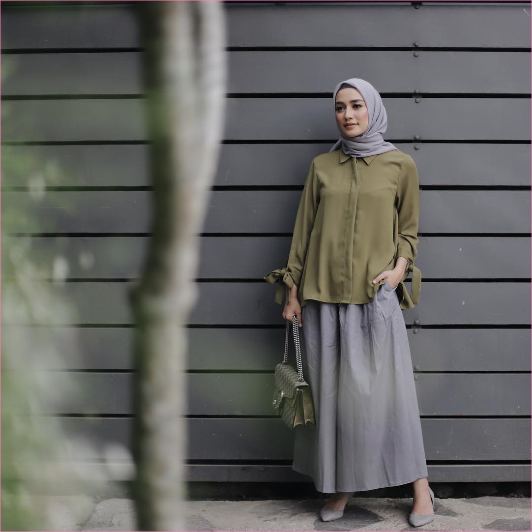 Outfit Rok Untuk Hijabers Ala Selebgram 2018 high heels lace ups abu kerudung segiempat hijab square top blouse hijau army handbags rok A-line skirt abu sedang ootd trendy Outfit Rok Untuk Hijabers Ala Selebgram 2018 high heels lace ups abu kerudung segiempat hijab square top blouse hijau army handbags rok A-line skirt abu sedang ootd trendy