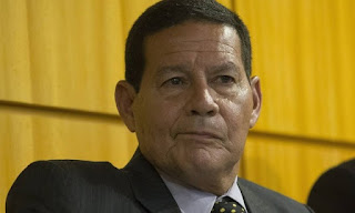 Para o vice Mourão os filhos de Bolsonaro são moleques Para o vice Mourão os filhos de Bolsonaro são moleques