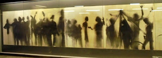 το έργο Η ουρά του Νίκου Κεσσανλή στον σταθμό Ομόνοια του μετρό της Αθήνας