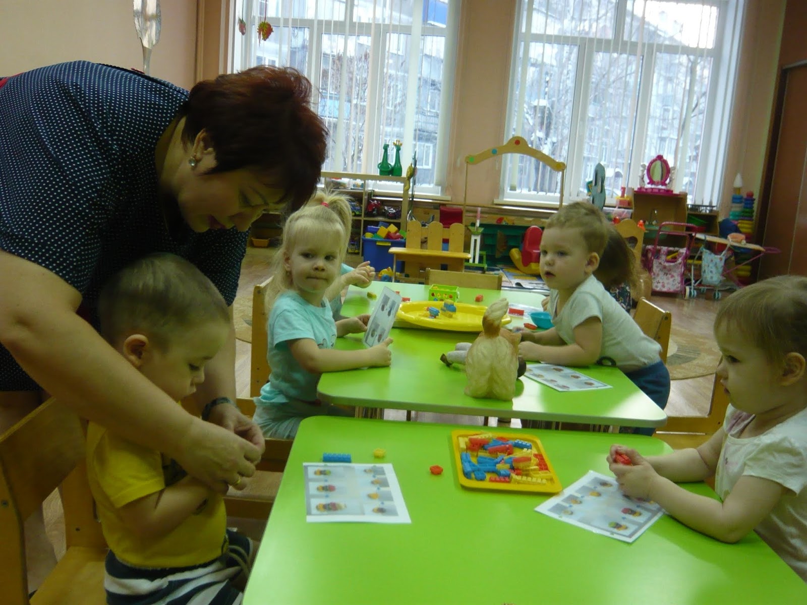 младшая группа лепка морковка для зайки. игрушки для 2 младшей группы. лепка морковка для зайчика. группа раннего возраста. игры со строительным материалом в доу.