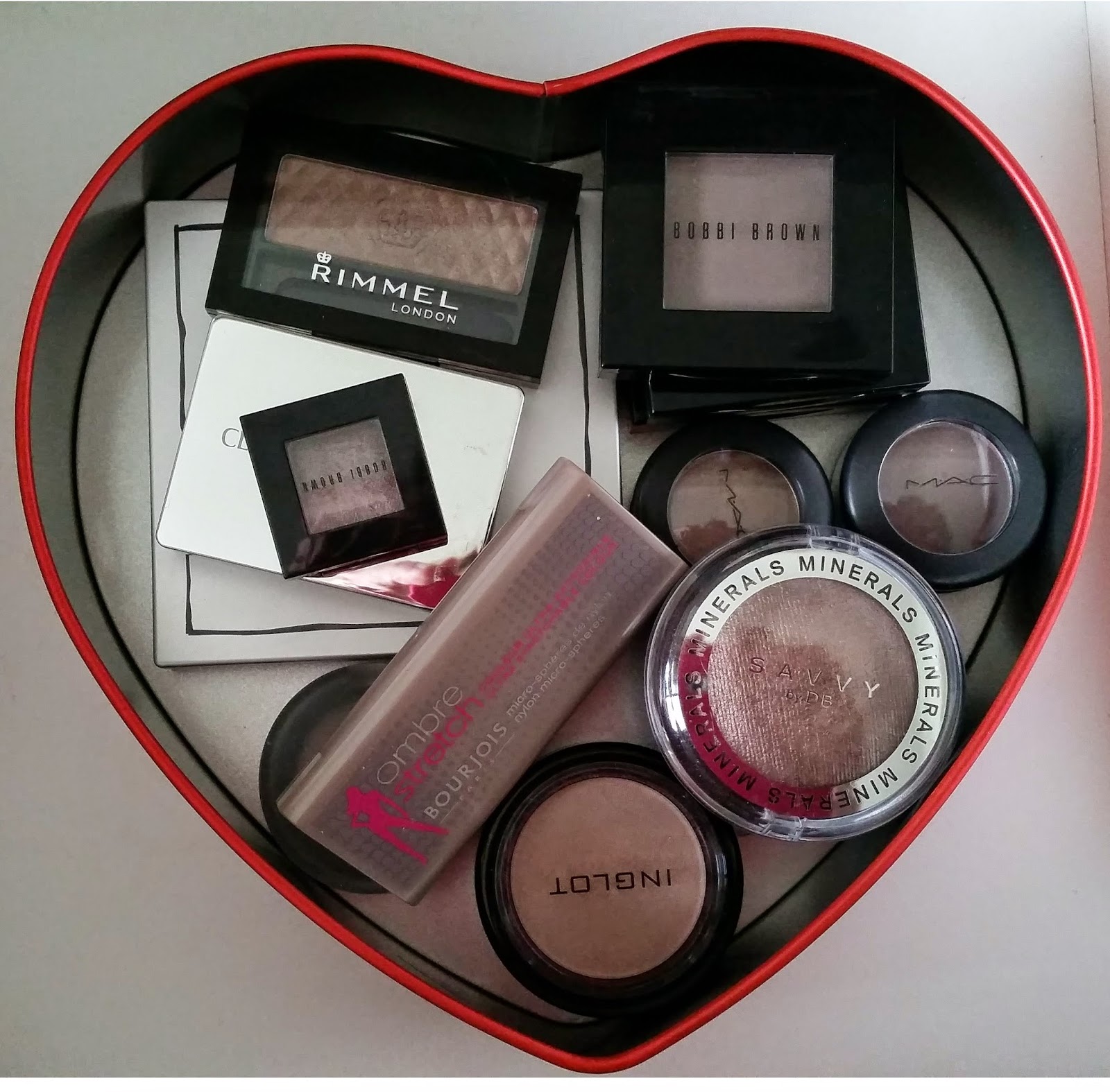 Beautifully Glossy Taupe Eyeshadows