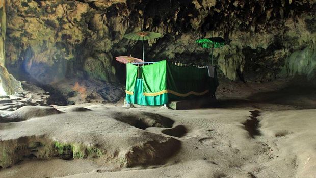 Makam Anak Angkat Nyi Roro Kidul di Gua Pangandaran Dengan 7 Orang Istrinya 