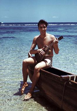 Elvis w "Blue Hawaii"