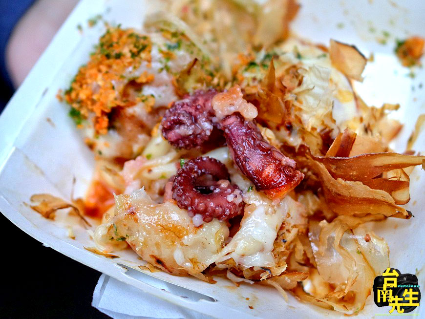 高雄章魚燒／下午才營業只賣4小時／限量供應晚來吃不到／當天採買新鮮章魚／每日隨機四種口味／隱藏版不定期推出／堅持現點現做／附贈自製小菜