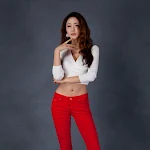Eun Bin – Red Jeans and White Top Foto 4