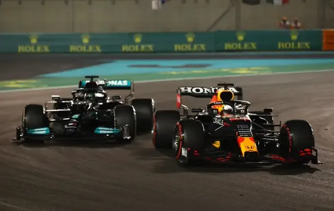 Il sorpasso di Max Verstappen a Lewis Hamilton nell'ultimo giro del gran premio di Abu Dhabi 2021