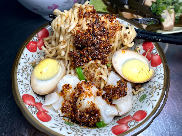 台南麵食【阿美意麵】中西區美食!25元意麵隱身海安路旁巷弄裡頭!在地飄香35年意麵鍋燒意麵滷味水餃還有外省寬麵!隱藏版手炒辣油別錯過。