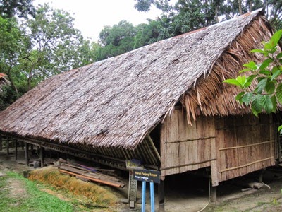 Rumah-rumah Tradisional di Sarawak dan Sabah - Pemandangan & Senibina