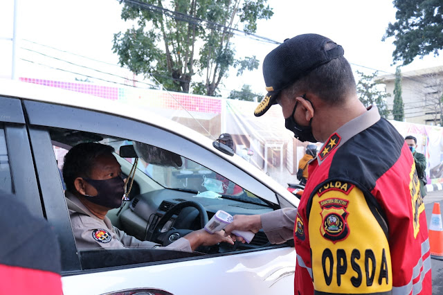 Palembang - majalahglobal.com: Kapolda Sumsel Irjen Pol. Prof. Dr. Eko Indra Heri S, M.M. didampingi oleh Wakapolda Sumsel Brigjend Pol Rudi setiawan Sik SH MH dan Para PJU Polda Sumsel melaksanakan Kegiatan Penegak Disiplin Protokol Kesehatan di Mapolda Sumsel. Selasa, 18/08/2020.  Dalam rangka memutus mata rantai penyebaran wabah pandemi covid 19 Kepolisian Negara Republik Indonesia Daerah sumatera selatan melaksanakan kegiatan Penegakan Disiplin   protokol kesehatan yakni sebagai upaya mengurangi penyebaran pandemi covid 19 khususnya diMapolda sumsel kita ketahui sekarang ini sudah banyak korban dari wabah covid 19 dan upaya kita adalah pencegahannya yakni dengan memakai masker dan kita tindak tegas Bagi Anggota Polri dan Pns Polri yang tidak menggunakan masker dengan memberikan masker  dan edukasi protokol kesehatan covid 19 ujarnya disela sela memberikan arahan kepada Anggota Polri dan pns polda sumsel yang memasuki Mapolda Sumsel. (Tri Sutrisno)