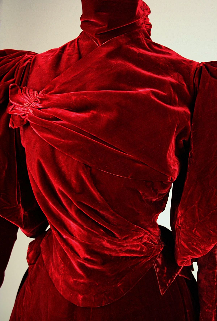 Gods and Foolish Grandeur: Une robe en velours rouge, la plus rouge ...