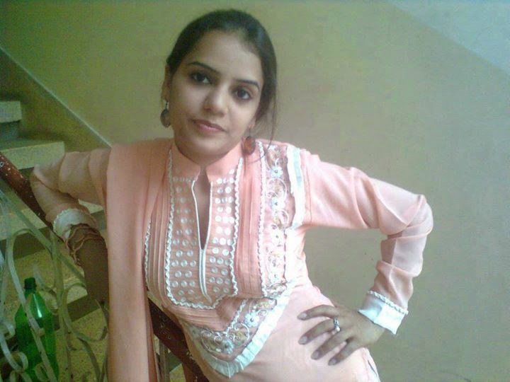 Pakistani Desi Housewife Beautiful Styles Photos