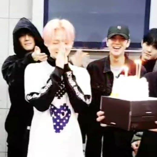 토마토를 싫어하는 멤버에게 토마토 케이크를 선물해준 더보이즈ㅋㅋㅋㅋㅋ | 인스티즈