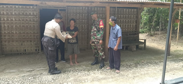 Bantu Ekonomi Masyarakat Saat Covid-19, Babinsa Blangu  Gelar Bakti Sosial Pembagian Sembako