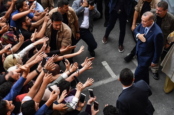 صحيفة إسرائيلية مستهزئة بأردوغان: يبدو أن الله كان مشغولا بأمور أخرى غير انهيار العملة التركية !