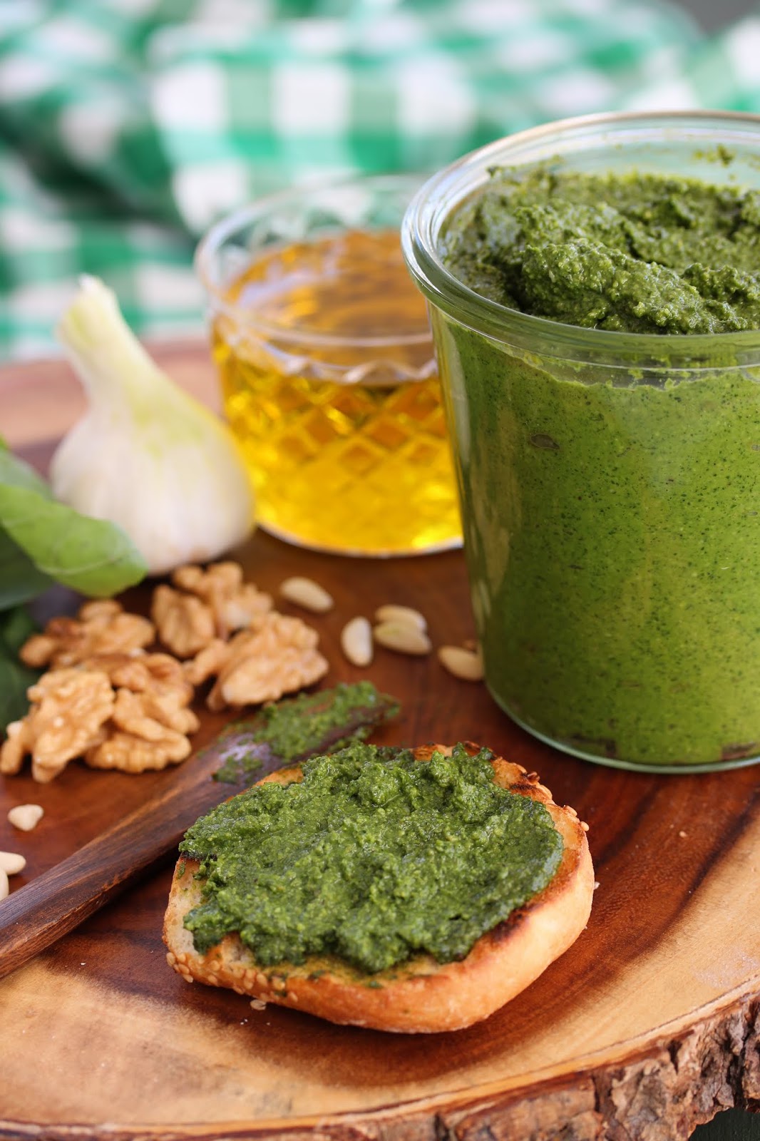 сыр pesto green с базиликом и чесноком. сыр песто грин красный. зеленый бозирос песто сыр. сырный песто. сырный песто.