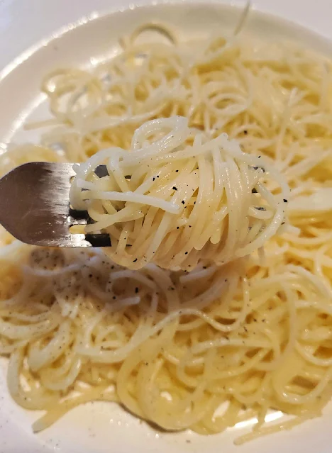 fork full of cacio e pepe