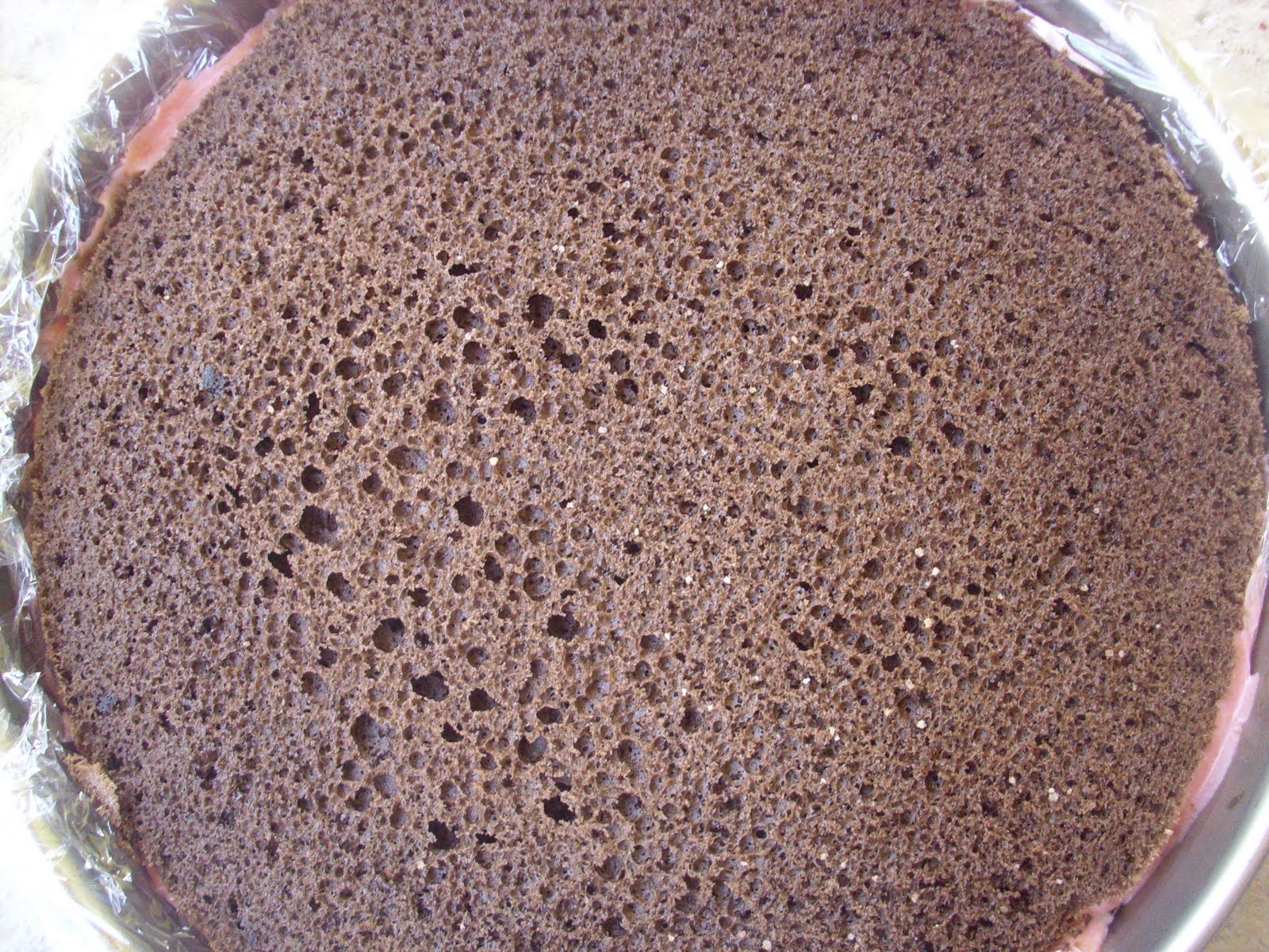 шоколадный бисквит для торта. бисквит корж шоколадный. рецепт шоколадного бисквита на молоке. идеальный шоколадный бисквит. влажный шоколадный бисквит для торта.