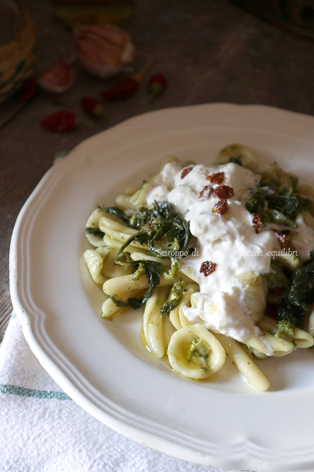 Maritati con cime di rapa, stracciatella e friselle croccanti