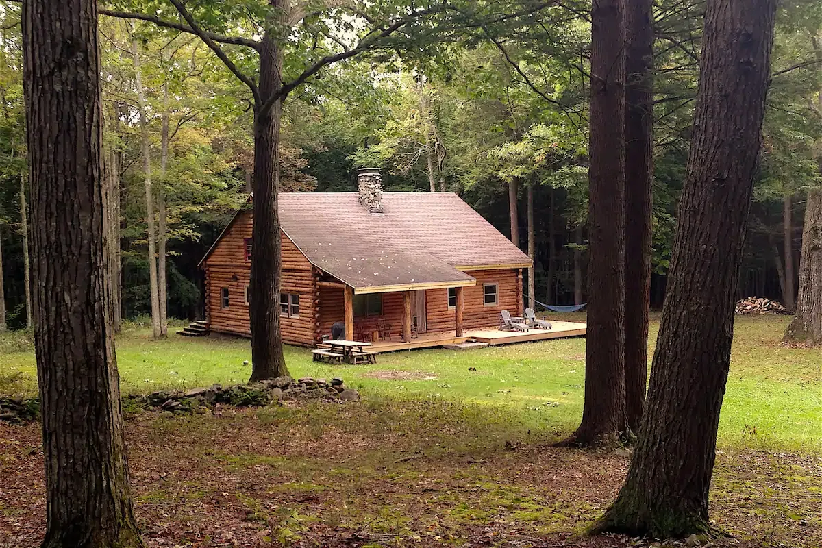 Log-Cabin-available-for-rent-on-airbnb-on-new-york-in-the-woods