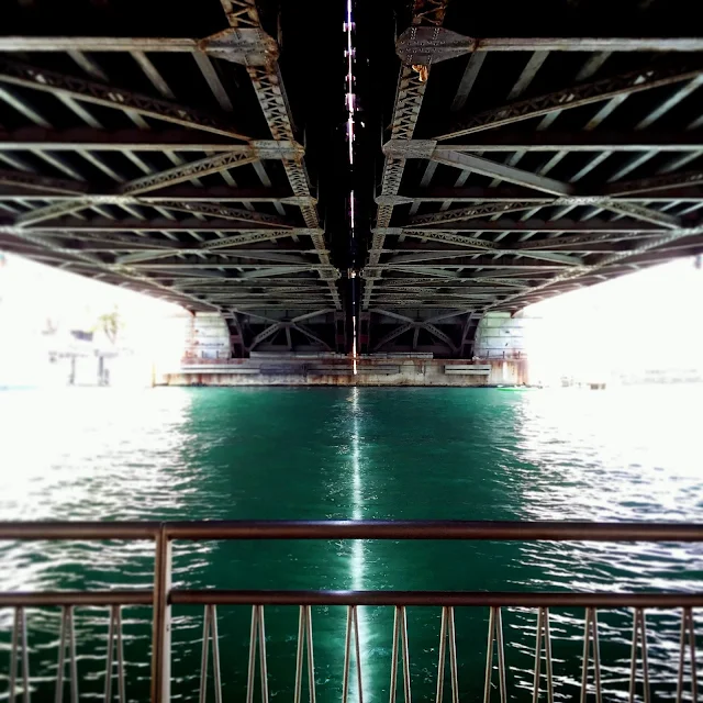cool picture of Chicago River under bridge