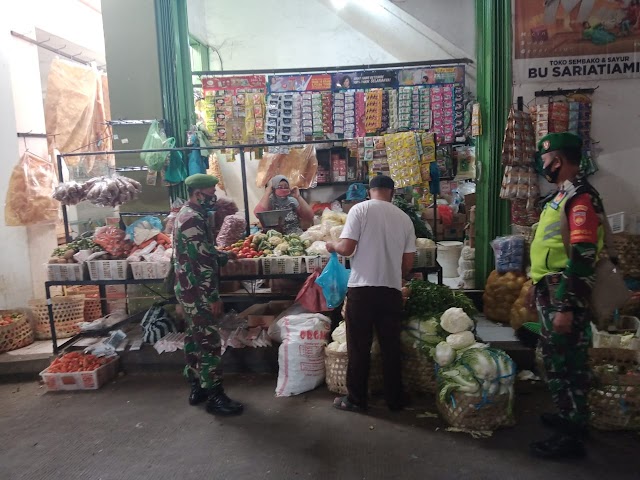 Anggota Koramil 12/Mranggen Terus Sosialisasi Protkes di Pasar Mranggen, Ini Penjelasan Danramil   