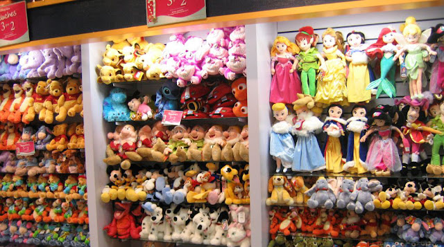 dentro de la tienda peluches disney store