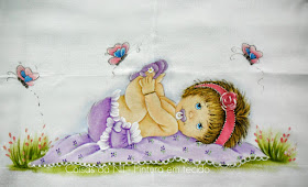 fralda pintada para menina com bebe e borboletas