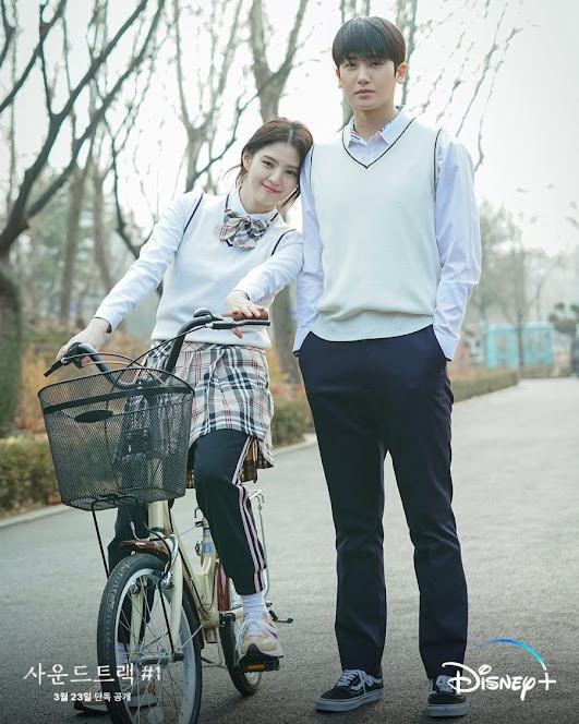  | Park Hyung Sik and Han So Hee displayed their sweet chemistry in the nostalgic mini-series