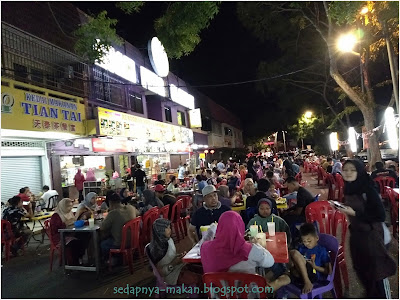 ramainya orang makan di Asam Pedas Claypot