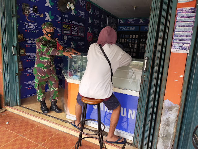 Sosialisasi PPKM Darurat Babinsa Saren Menyasar Toko Counter di Wilayah Binaannya