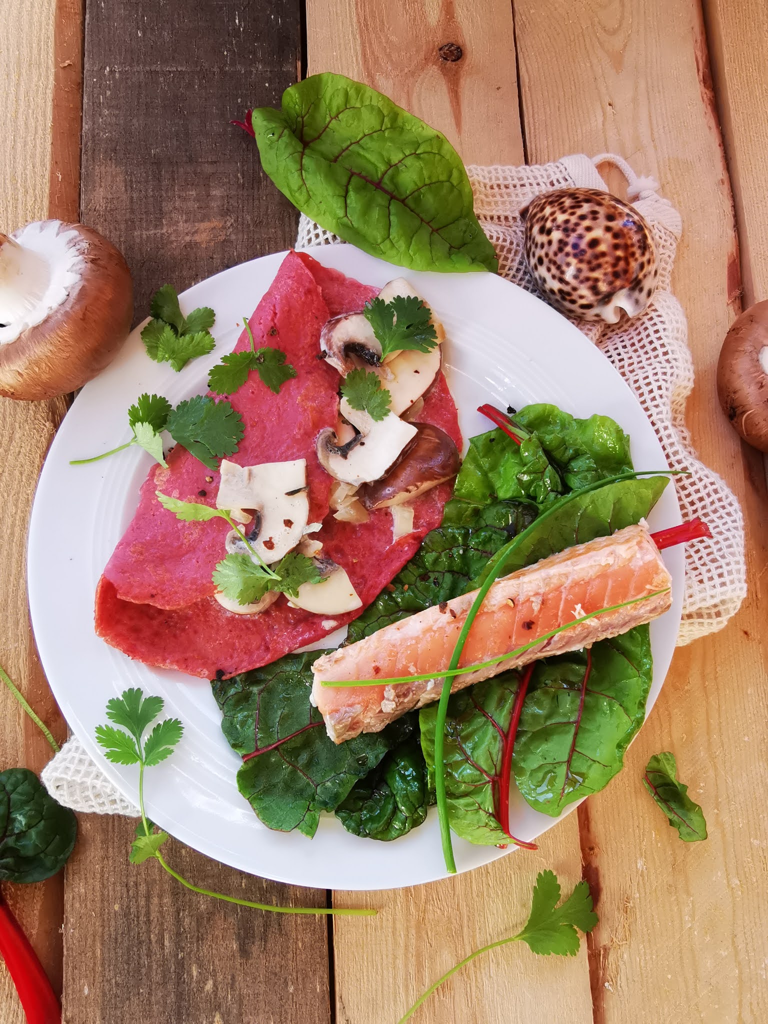 Rote-Beete Pfannkuchen mit Lachs