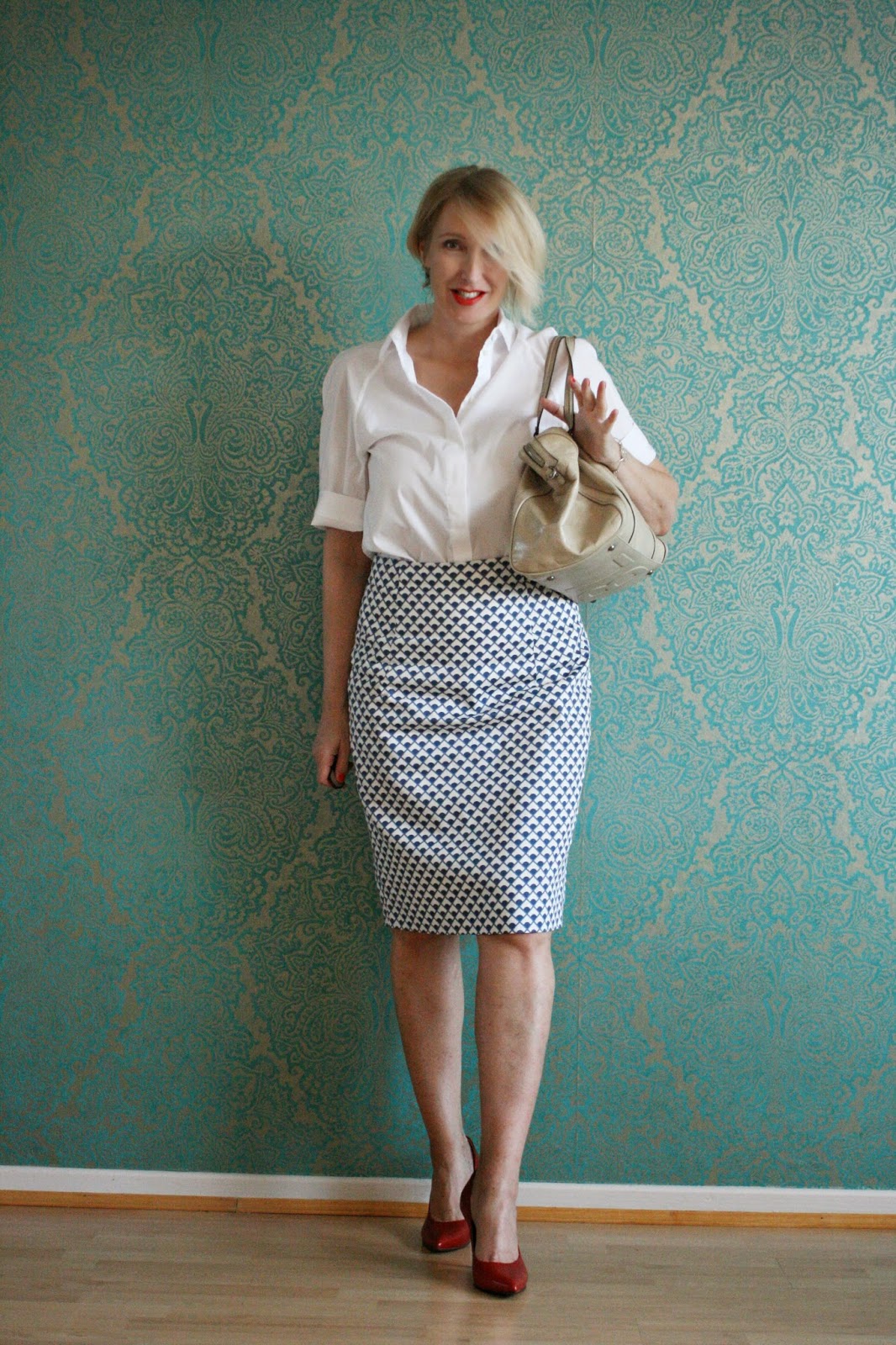 Office-Style mit Bleistiftrock und weißer Bluse - Glam up your Lifestyle
