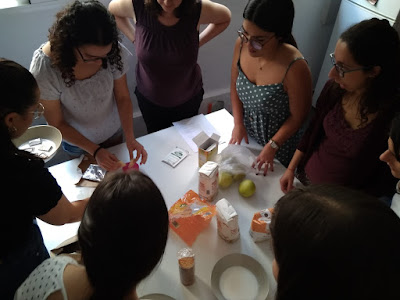 Alumnas realizando la práctica